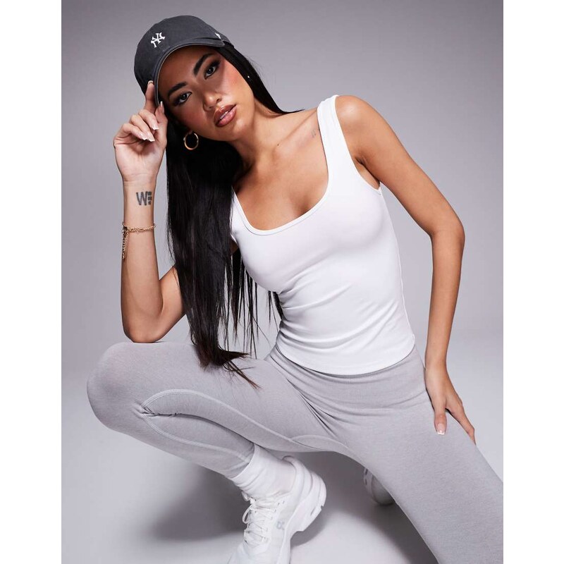 4505 scoop neck slightly cropped training vest in white
