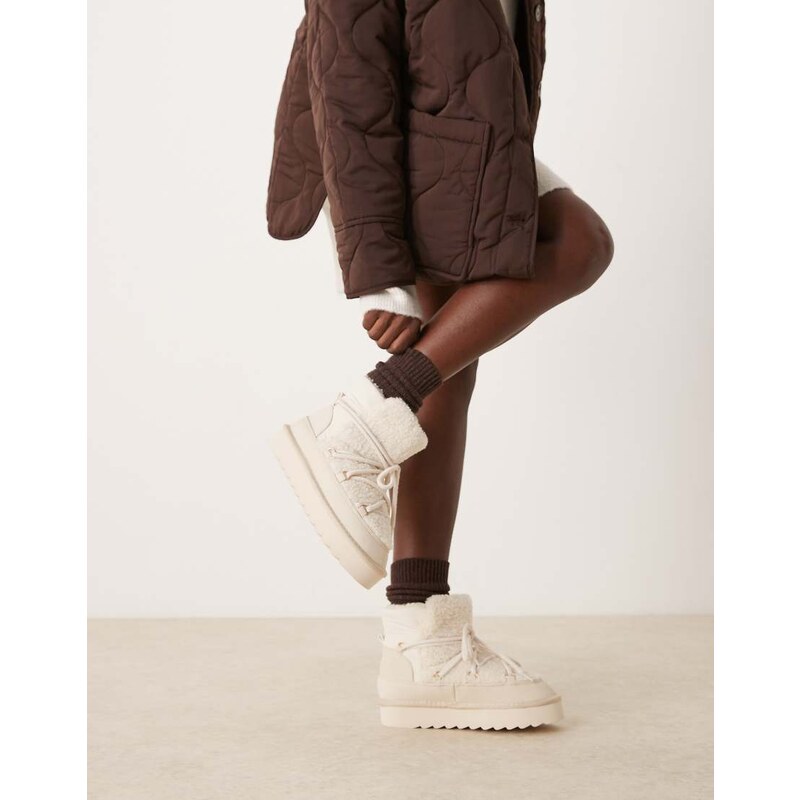 New Look suedette snow boot in cream-White