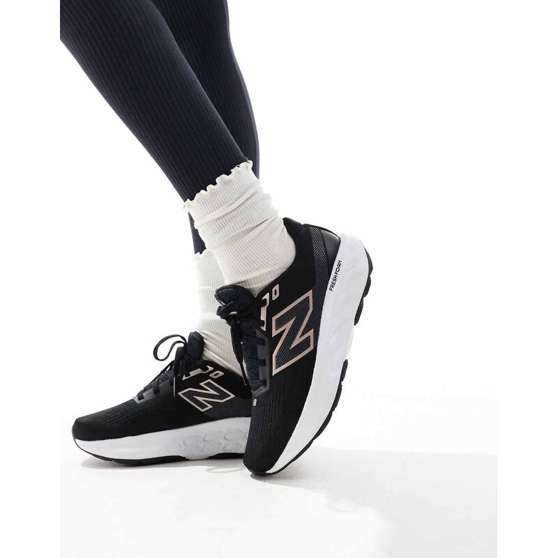 New Balance 520 running trainers in black