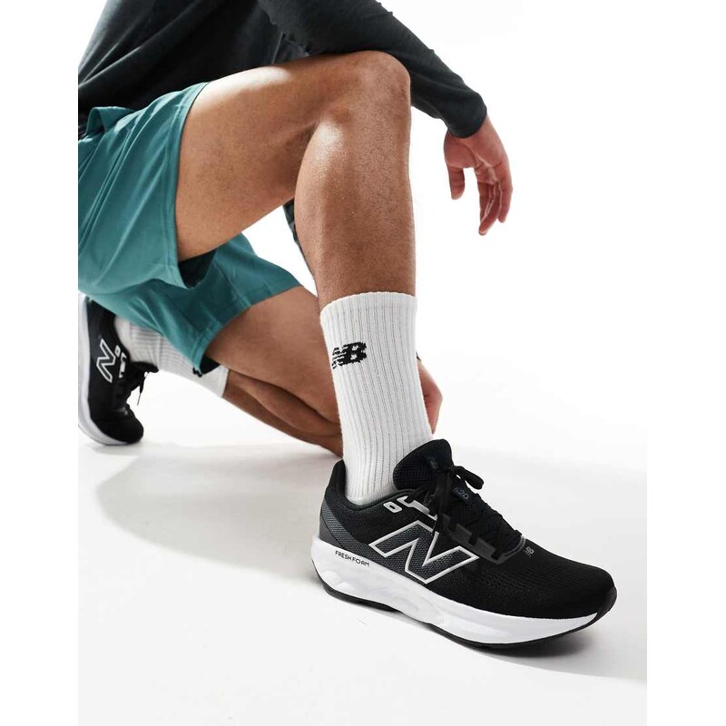 New Balance 520 running trainers in black and white