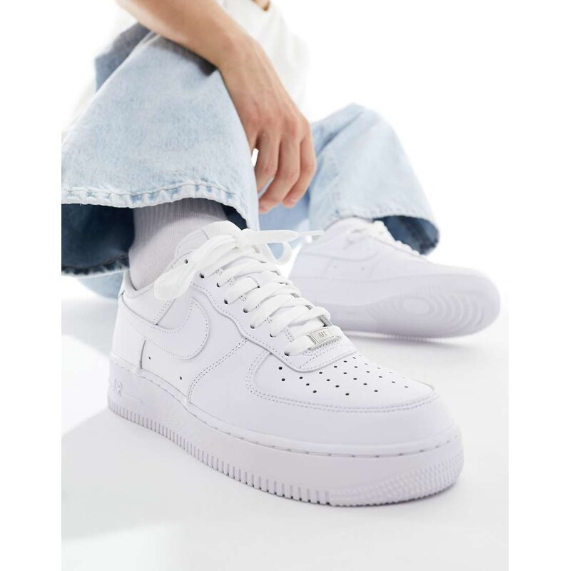 Nike Air Force 1 07 trainers in triple white