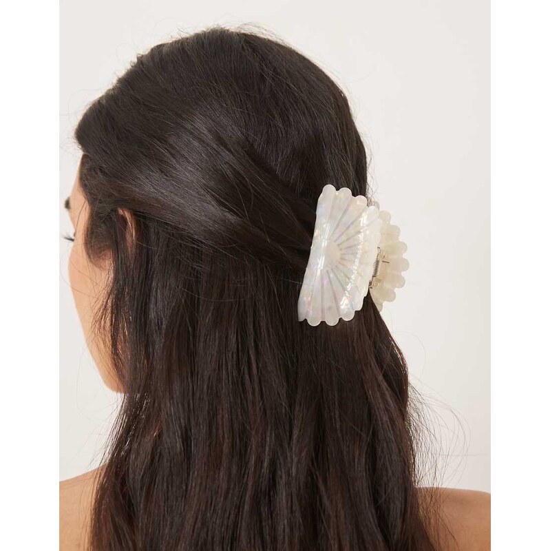 Sui Ava shell hair claw in white