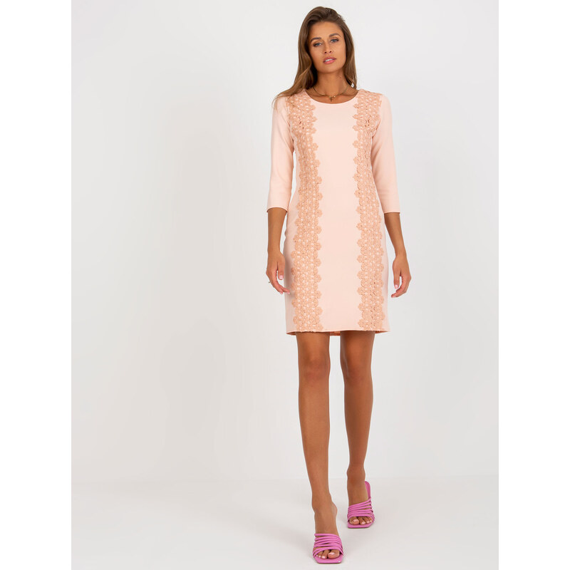 BASIC Broskvové šaty s krajkou LK-SK-506583.21P-peach