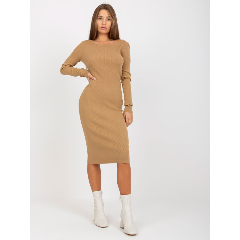 BASIC Béžové pletené šaty s výstřihem a řetízkem na zádech --beige 75414330
