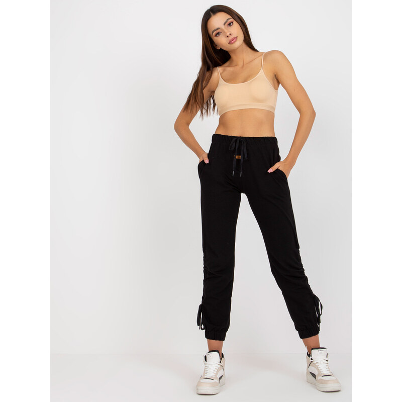 RELEVANCE Černé tepláky s vázáním RV-DR-7943.19-black