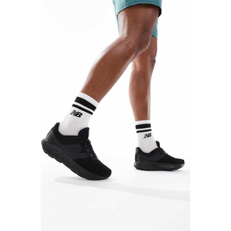New Balance 520 running trainers in triple black