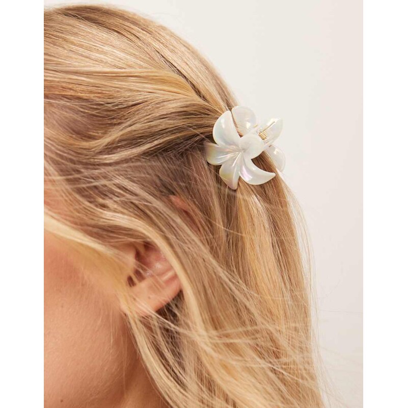 Sui Ava Plumeria metallic flower mini hair claw in white 105591992