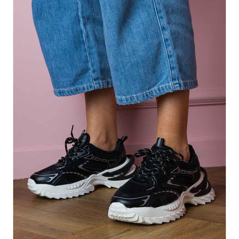 Gemre Black sporty sneakers with thick soles Lirana