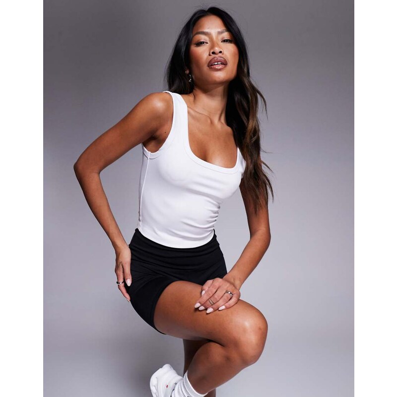 4505 Icon active slightly cropped vest in white