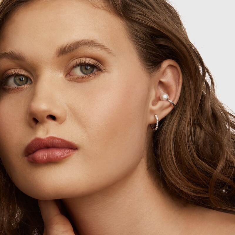 Moderní ear cuff náušnice s perlou v bílém zlatě KLENOTA