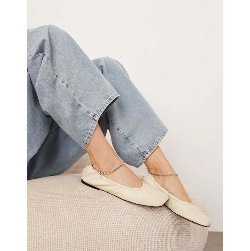 ARRANGE Edie premium leather ballet flats with chain in off