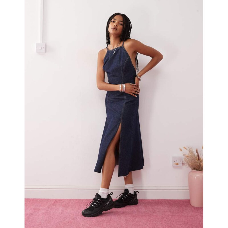 COLLUSION 90s open back denim midi dress in rinse wash-Blue