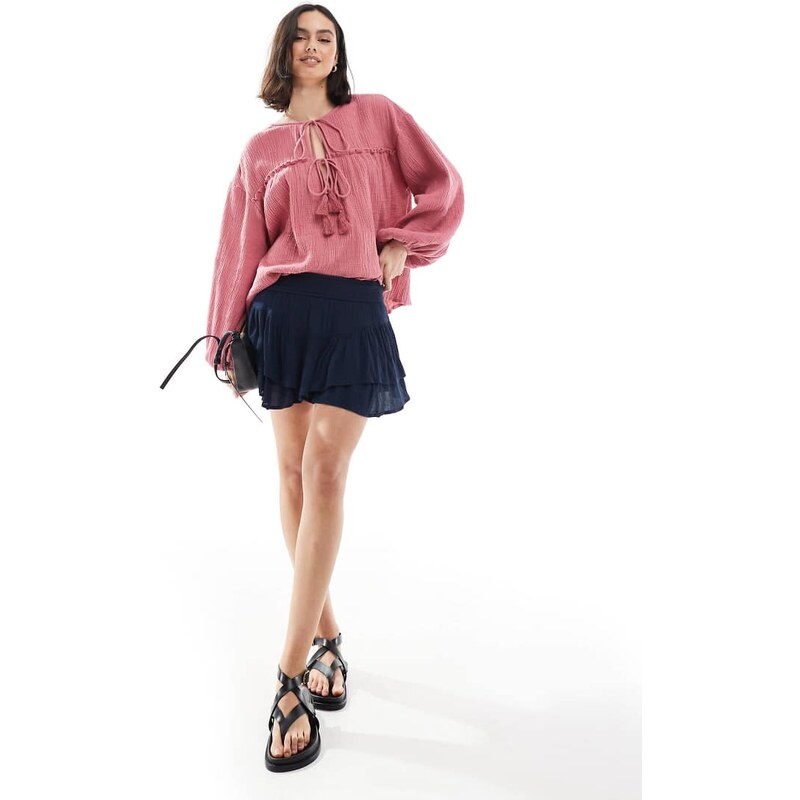 Hollister asymmetric tiered femme mini skort in navy-White