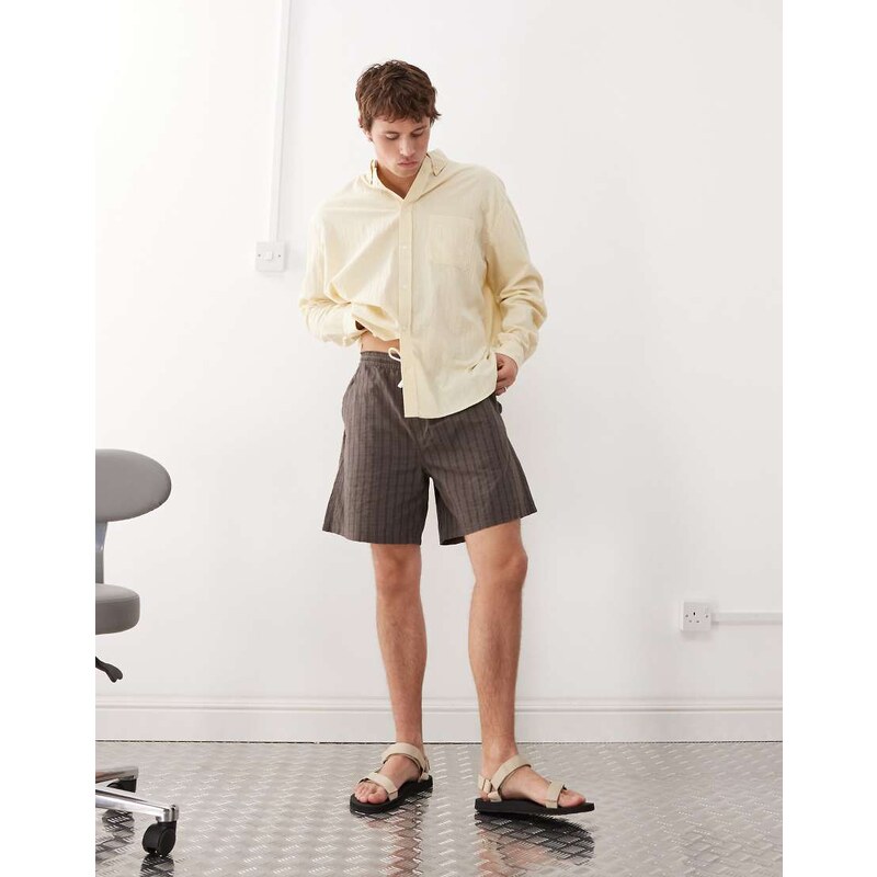Weekday oversized shorts in brown check