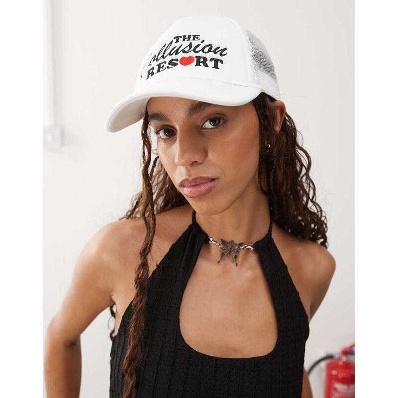 COLLUSION Cap with resort novelty embroidery in off-white 106355651
