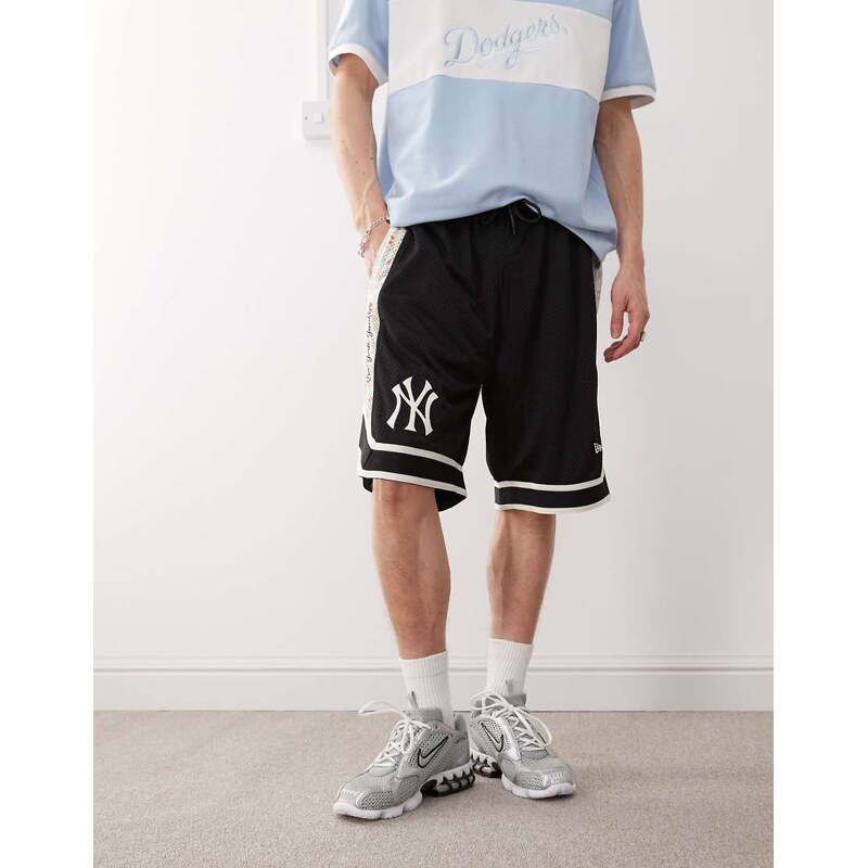 New Era NY Yankees contrast panel trim short in black