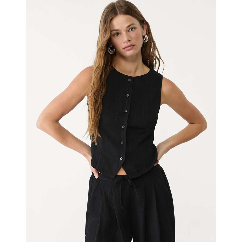 Stradivarius textured top with buttons in black 106614011