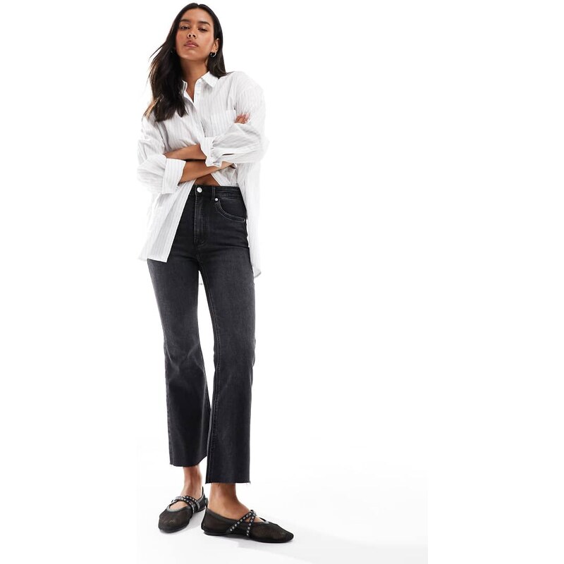 Stradivarius D78 cropped flared jeans in dark black 107829664