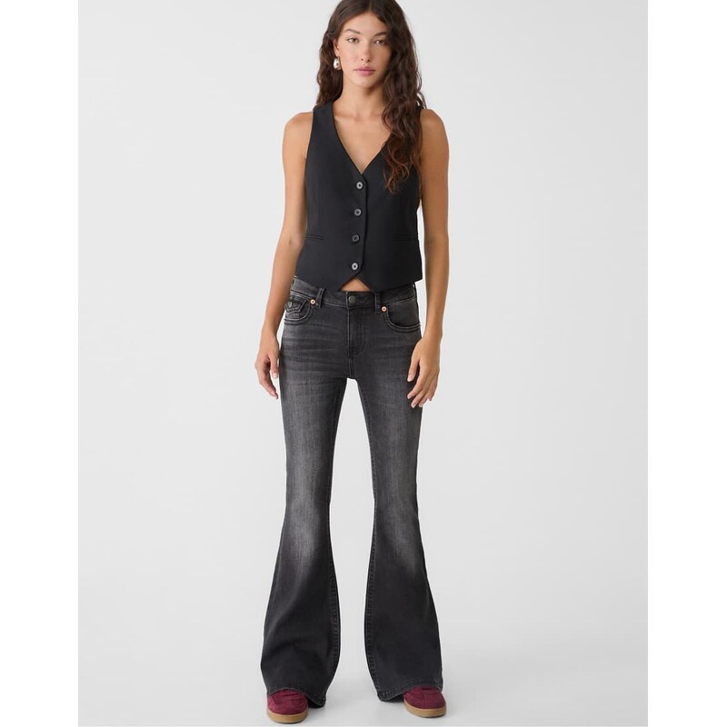 Stradivarius D04 low rise flared jeans in washed black-Grey 107375410