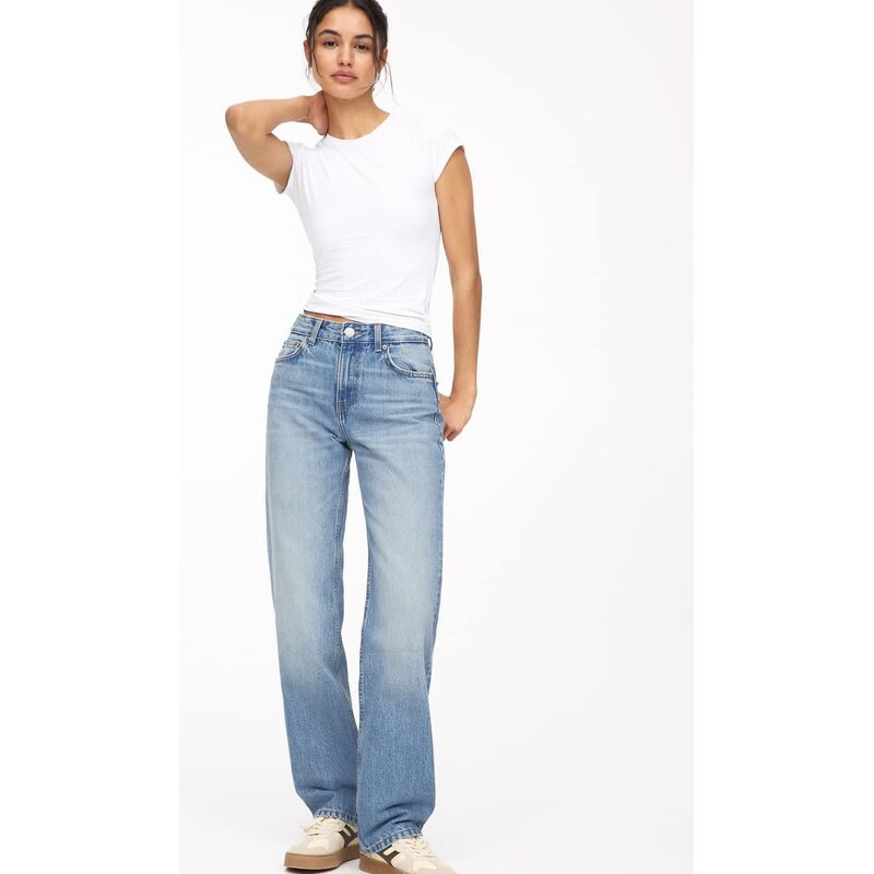 Pull&Bear mid waist straight leg jeans in medium blue
