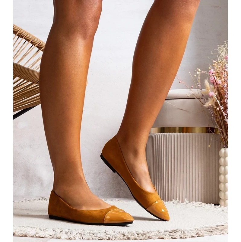 Gemre Camel ballet flats with a patent pointed toe Thibault 106990178