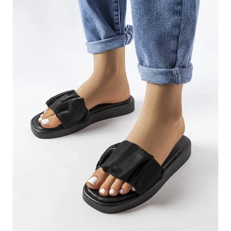 marka niezdefiniowana Black sandals adorned with ruffles