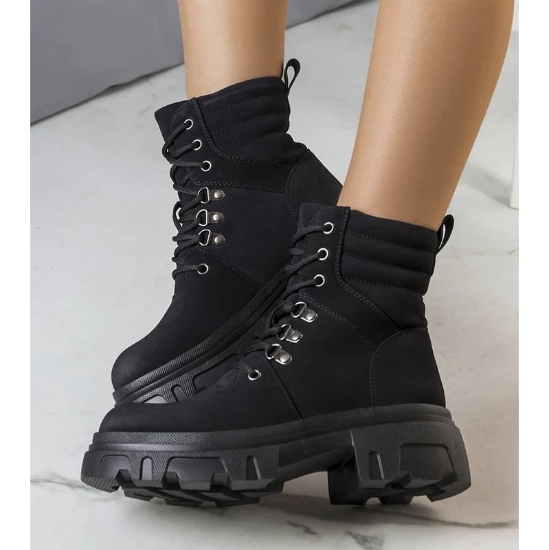 Gemre Black ankle boots with a chunky sole Lyric 106995536