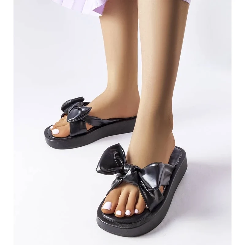 marka niezdefiniowana Black platform flip-flops with a bow