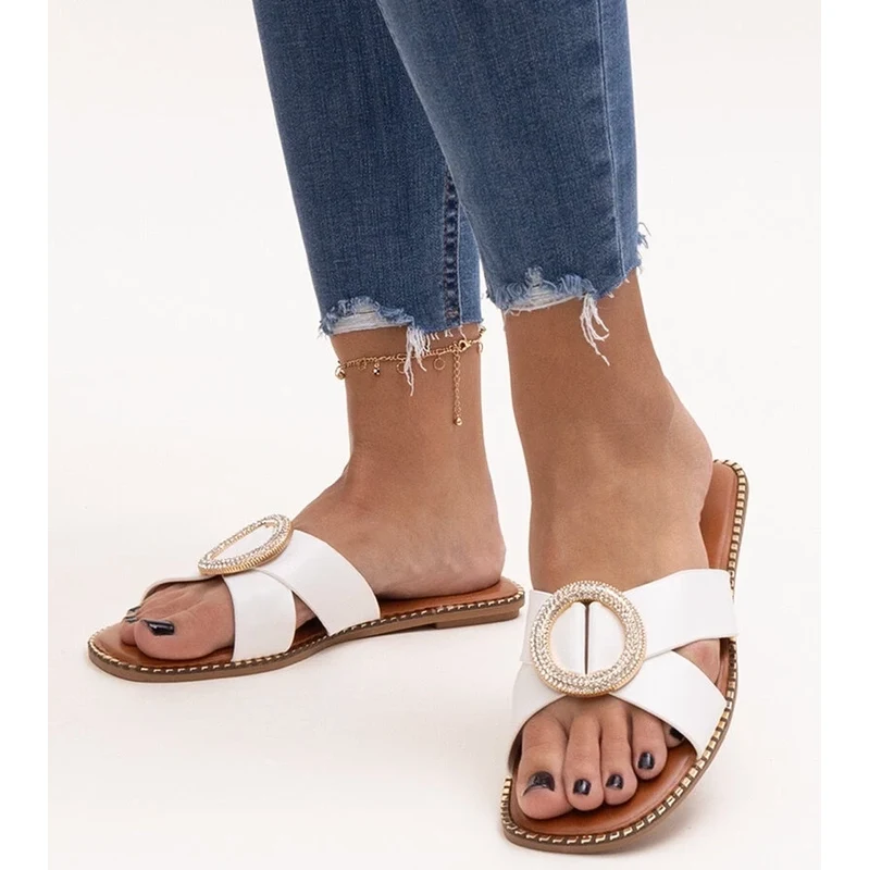 D/CEO Gemre White flip-flops decorated with a zircon buckle