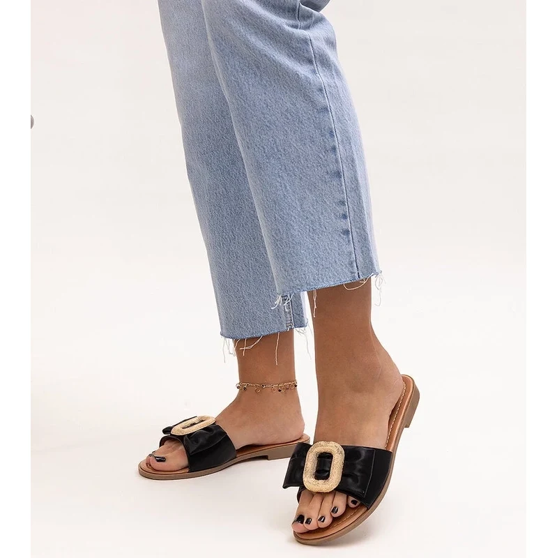 Gemre Black flip-flops with a buckle Limera