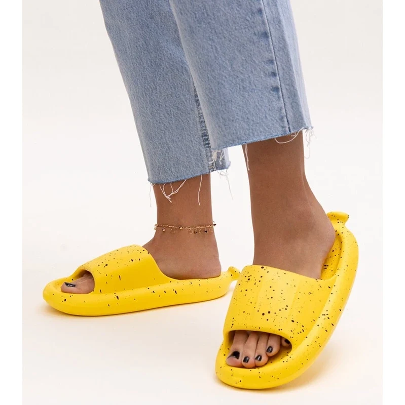 Gemre Yellow flip-flops with a wide strap Hekssa