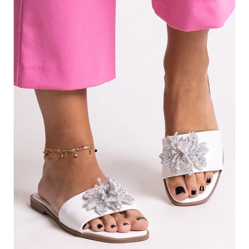 Gemre White flip-flops with a rhinestone flower Vendula