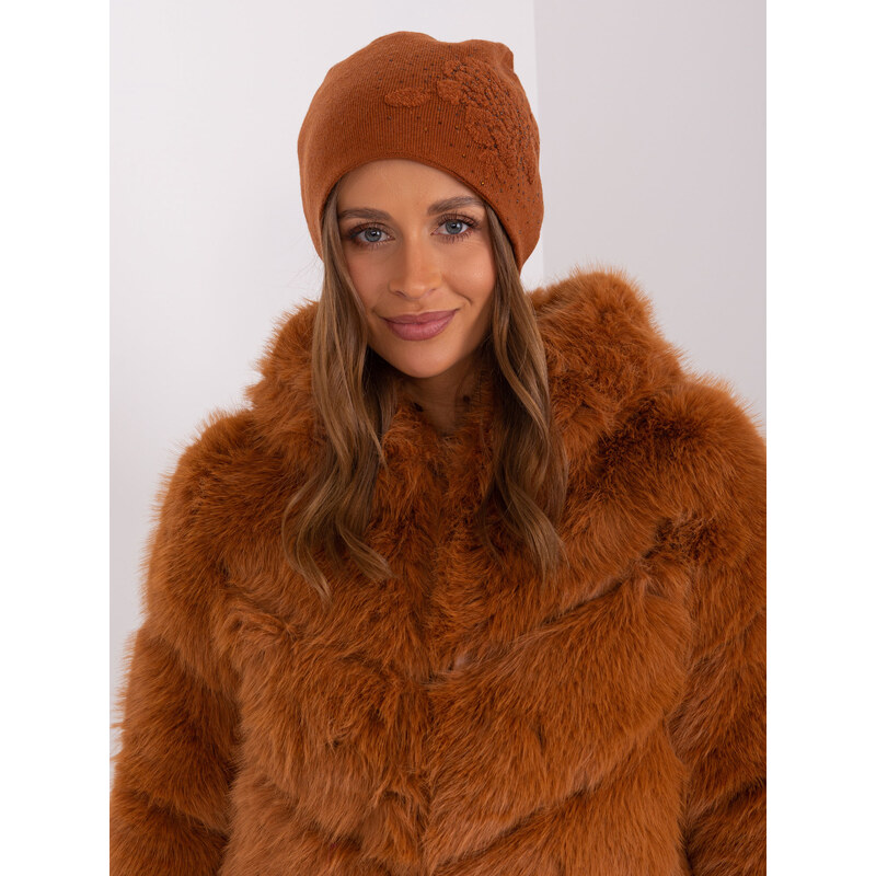 ITALY MODA Hnědá zimní čepice s kamínky AT-CZ-23250.61P-brown