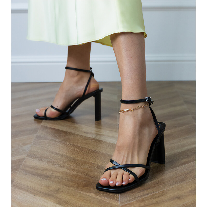 Gemre Black ankle-strap sandals Sajrini