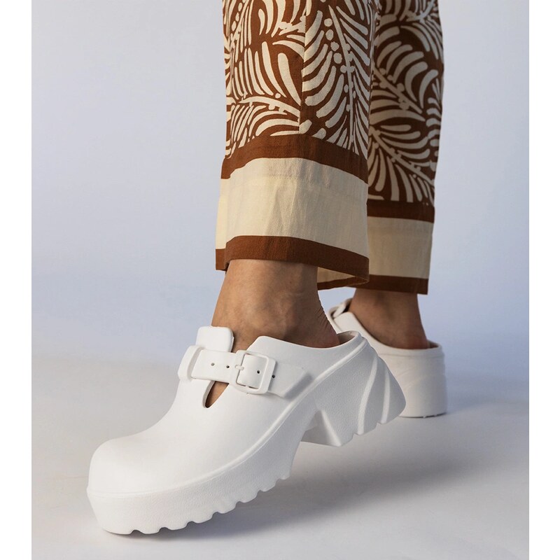 D/CEO Gemre White closed clogs Ferina