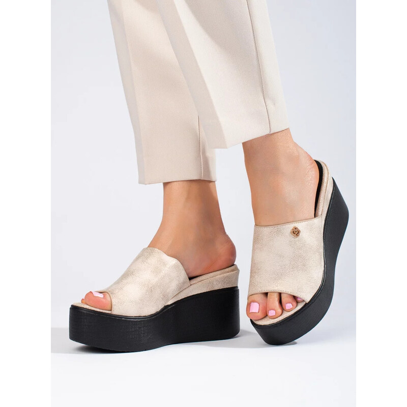 SWEET SHOES Trendy dámské nazouváky na klínku GD-FL1601 zlato-černé - 107552850