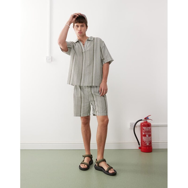 COLLUSION textured woven short in cream stripe-Neutral