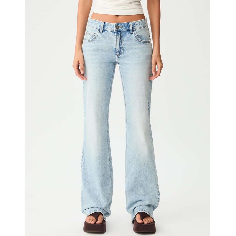 Stradivarius Low-waist flare jeans in medium light blue denim 107721894