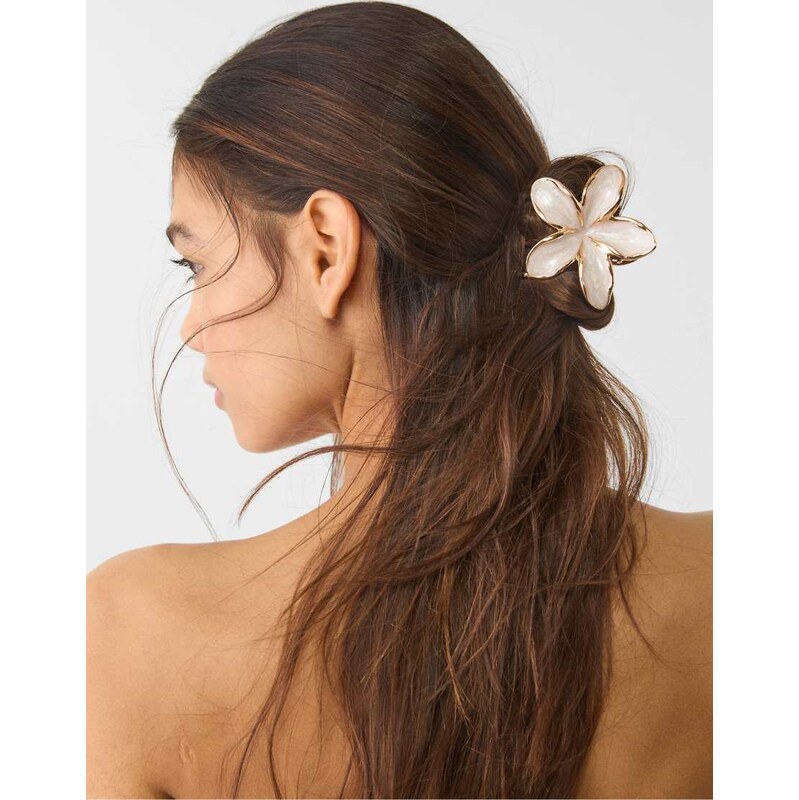 Stradivarius Pack of 3 floral hair clips in ecru-White
