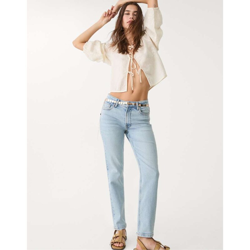 Stradivarius 1465 slim-fit mom jeans in light blue 107765285