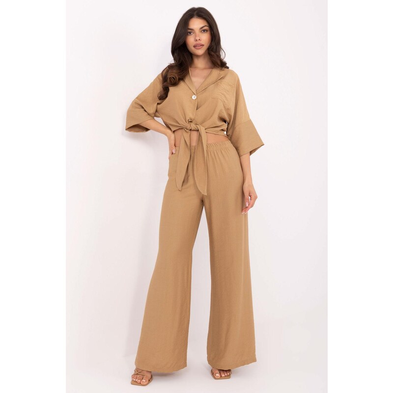 MladaModa Letní komplet kalhot a topu model 69161 barva camel