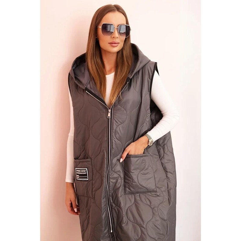 MladaModa Prošívaná oversize vesta s kapucí a zipem model 5393
