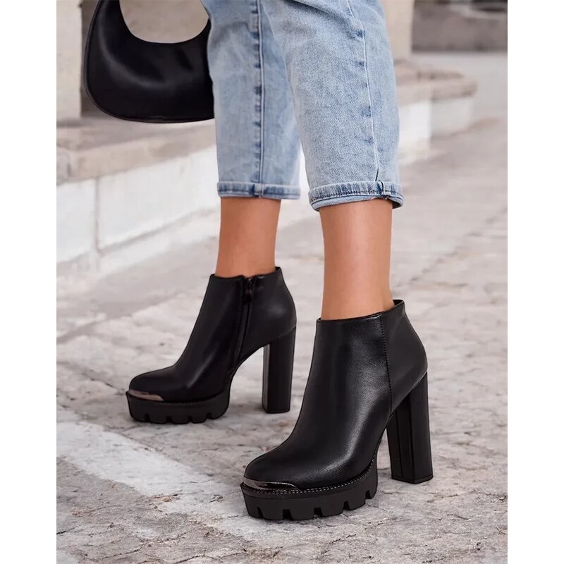 Resti Womens boots on a post Oveneb
