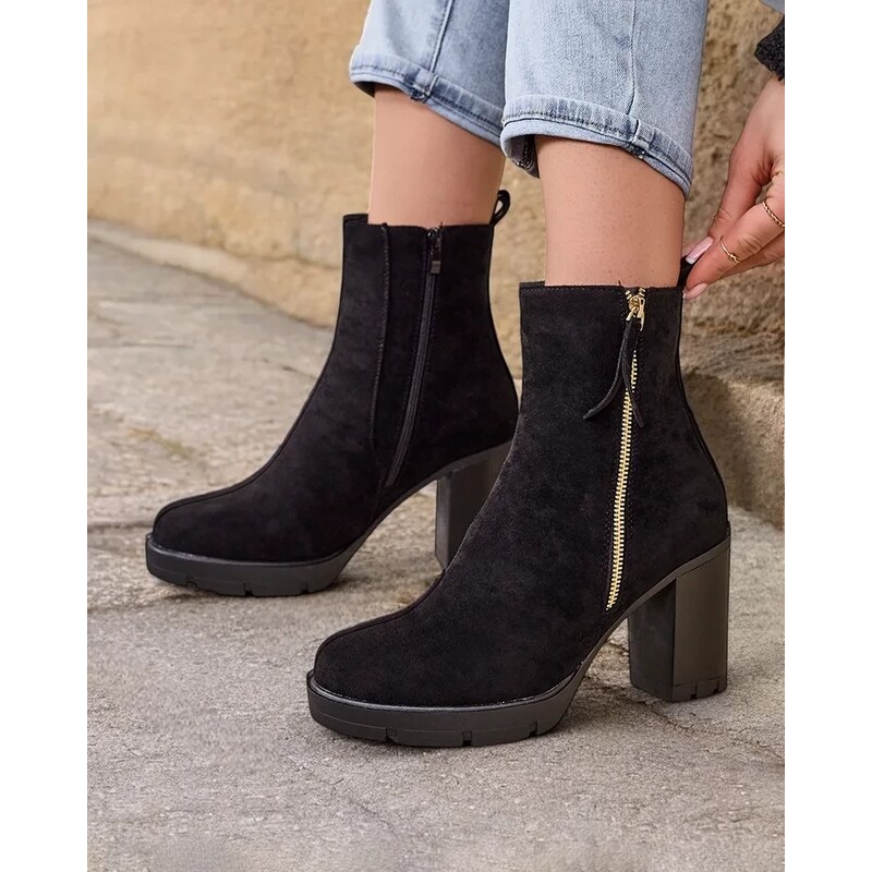 Resti Womens ankle boots on a post Igges