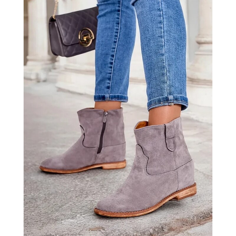 Resti cowboy-style boots on a covered wedge Patorias