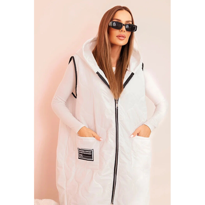 K-Fashion Dámská prošívaná vesta Plus Size s kapucí na zip bílá