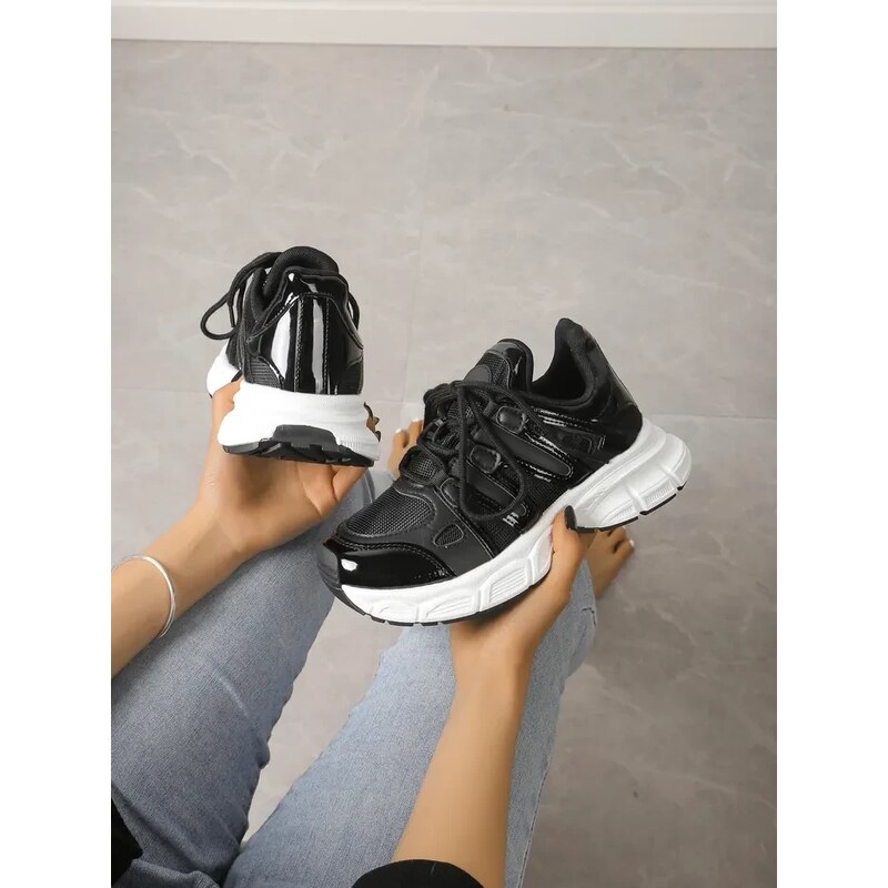 Resti Womens sporty sneakers on a thicker sole Loness