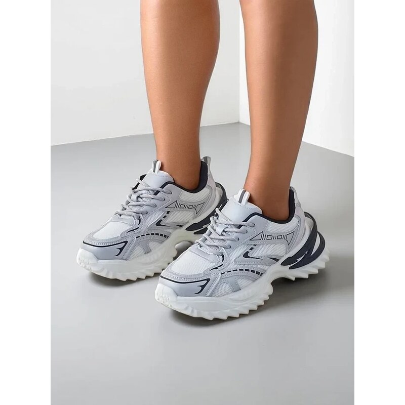 Resti Womens sports sneakers on a thicker sole Nettes