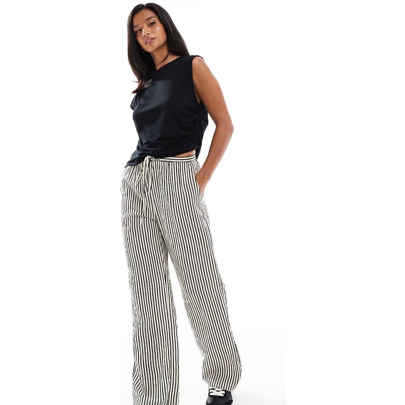 New Look Petite stripe wide leg trouser in black 108031553