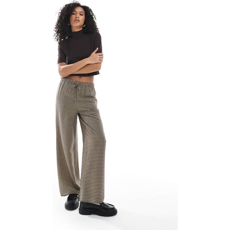 New Look wide leg check trousers in brown 108091457